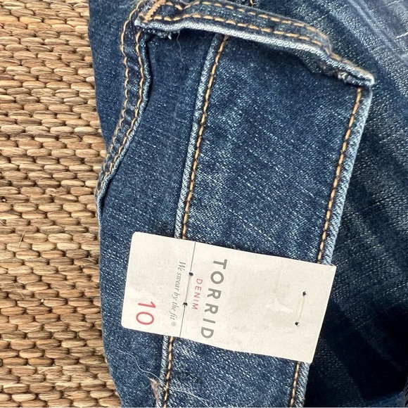 NWT TORRID Mid-Rise Boondock Denim Shorts - Picture 4 of 6
